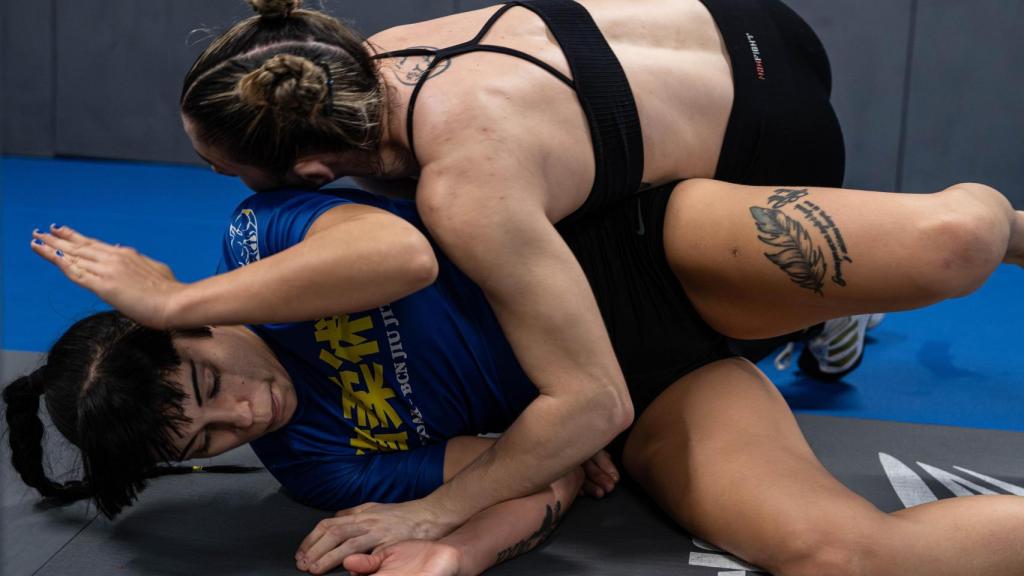 Isabel Calvo, campeona mundial de MMA amateur, en un entreno con una compañera