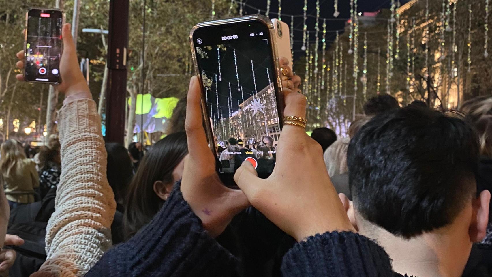 Los móviles apuntan a las luces encendidas del paseo de Gràcia