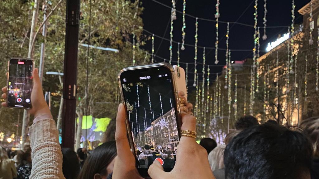 Los móviles apuntan a las luces encendidas del paseo de Gràcia