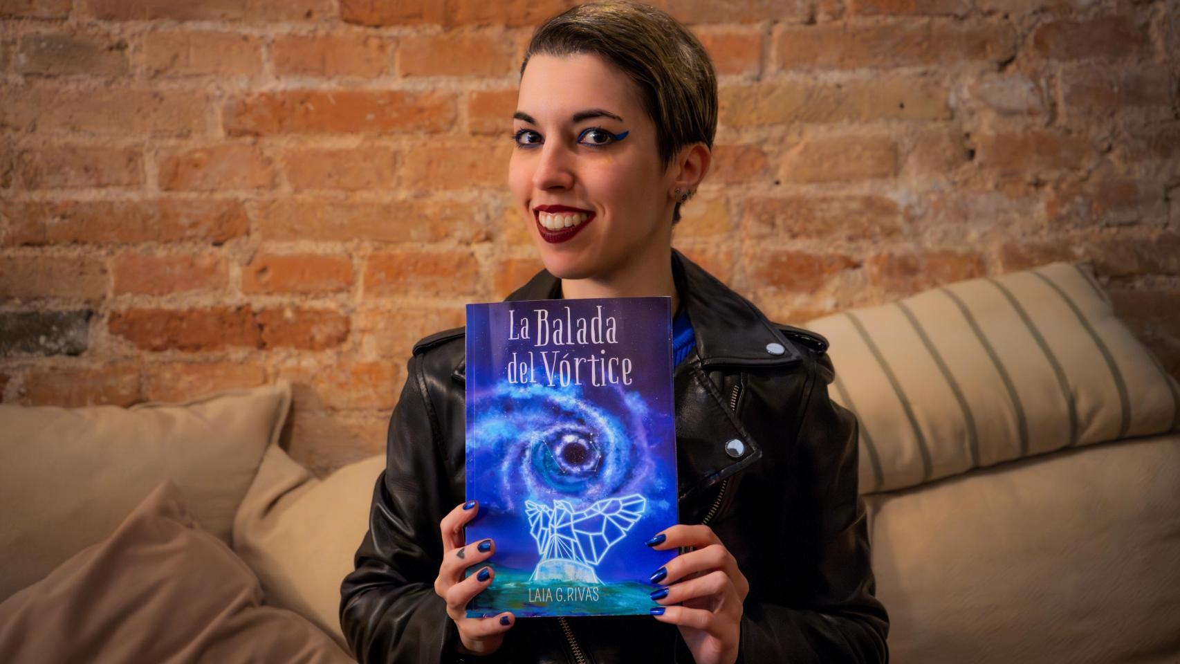 La autora sosteniendo un ejemplar de la novela