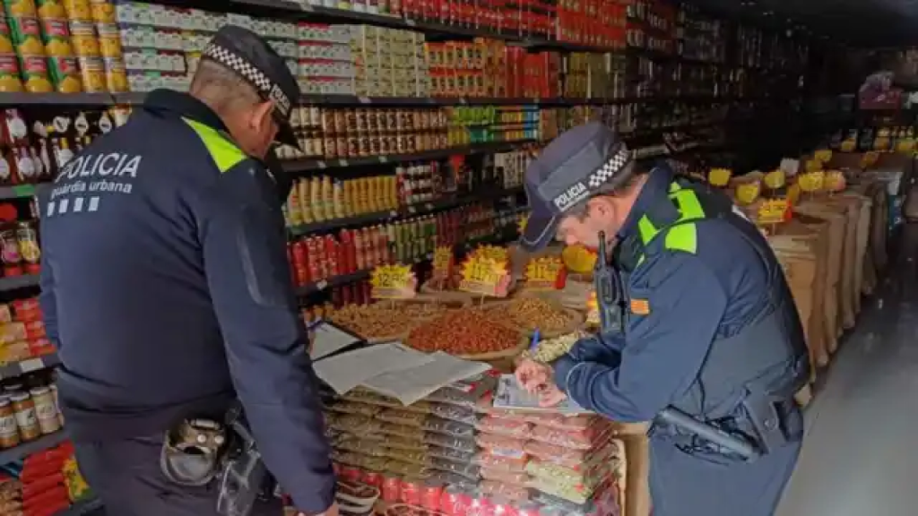 La Guardia Urbana en uno de los supermercados AWAMI