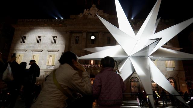 Barcelona ilumina la estrella de plaza Sant Jaume