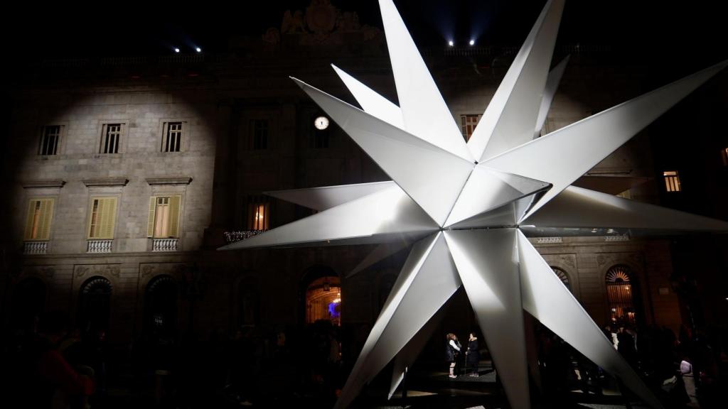 La estrella de 20 puntos ya está iluminada en plaza Sant Jaume de Barcelona