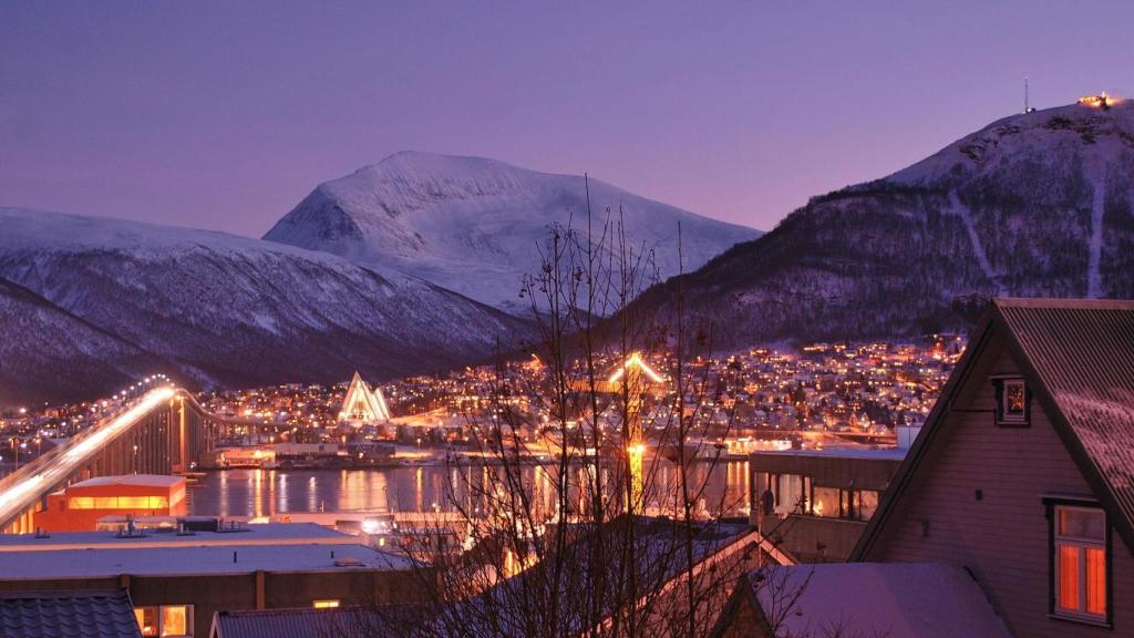 La ciudad de Tromso, iluminada al anochecer