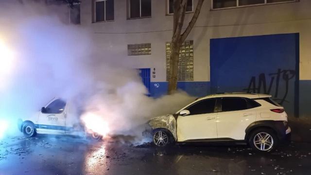 Coches calcinados tras un incendio en Badalona