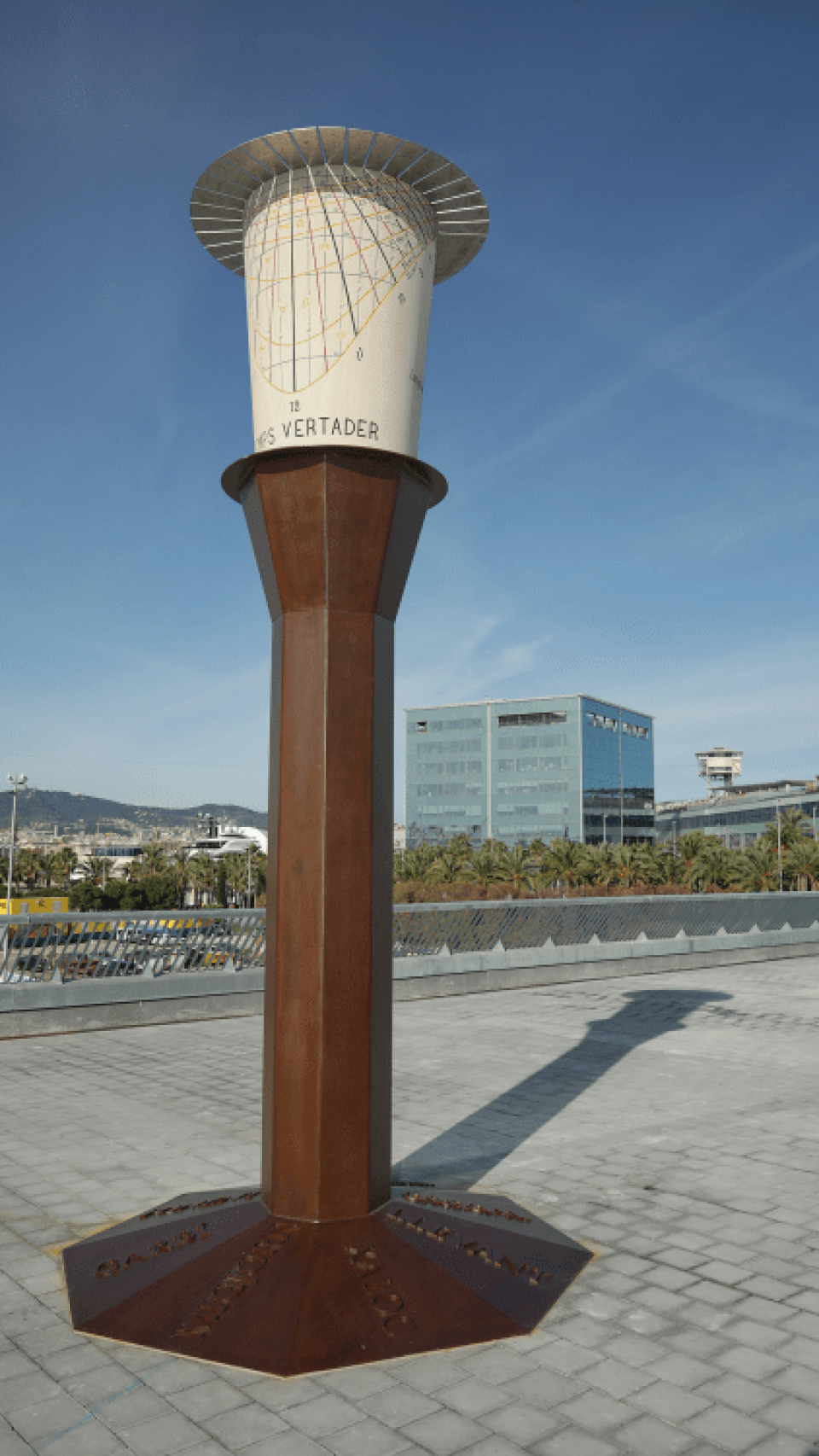 El reloj de Rafael Soler en la La Plaça de la Rosa dels Vents