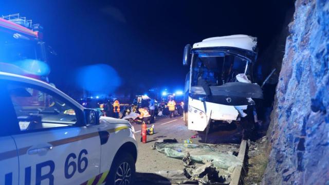 Autocar accidentado en una carretera de montaña en el departamento de Pirineos Orientales, en el sur del Francia, a 1 de diciembre de 2024