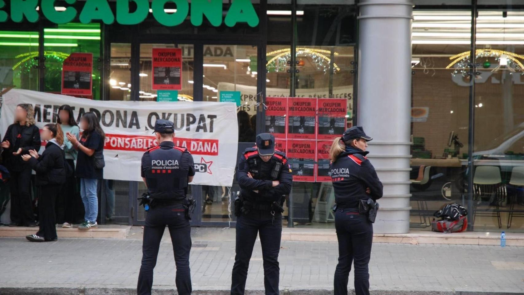 Unos estudiantes protestan en un mercadona a 2 de diciembre de 2024