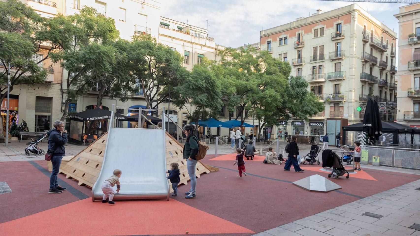 Nuevo parque infantil en la plaza Revolució, en el distrito de Gràcia