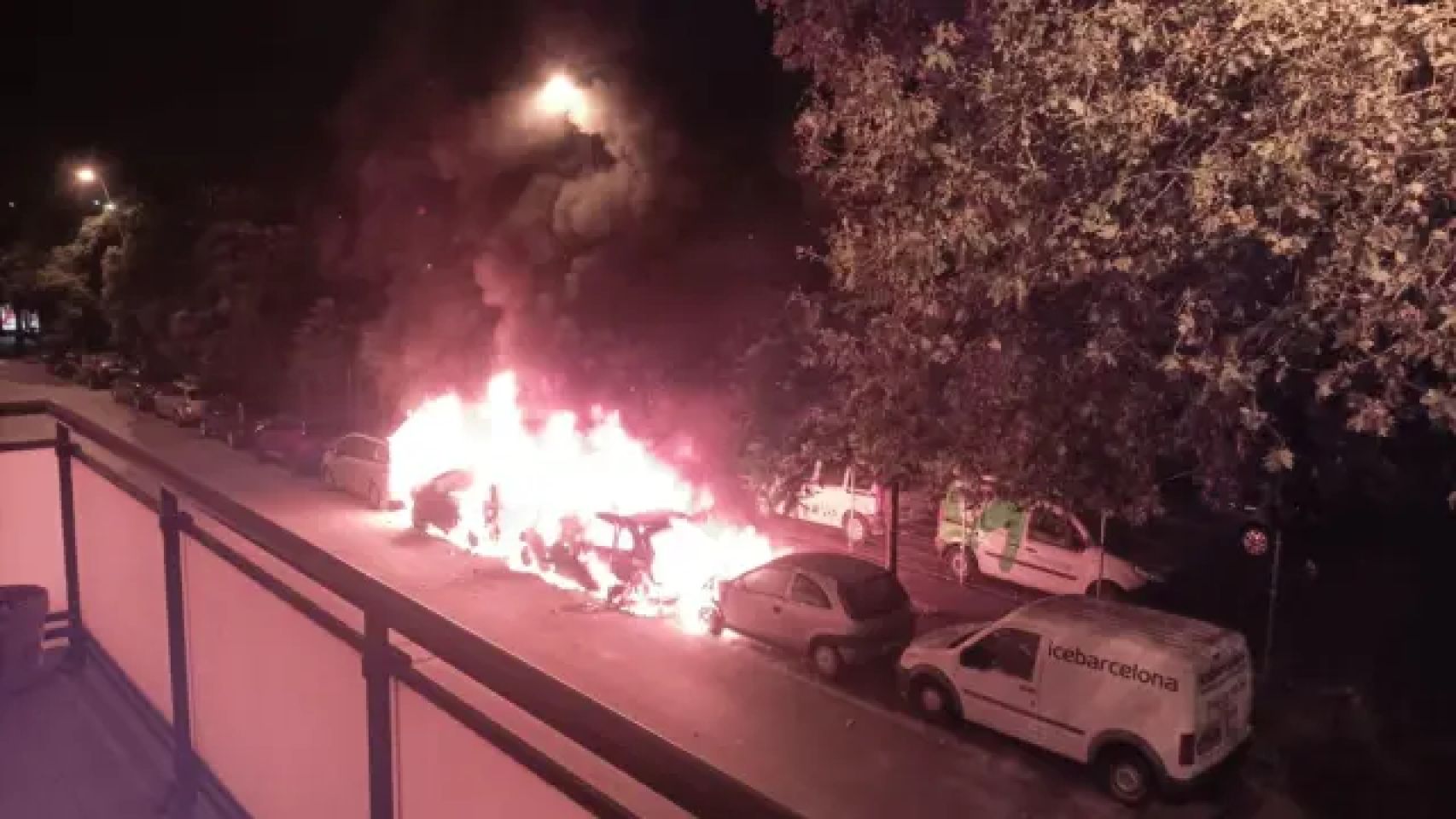 Coches incendiados en el Paseo de la Pollancreda