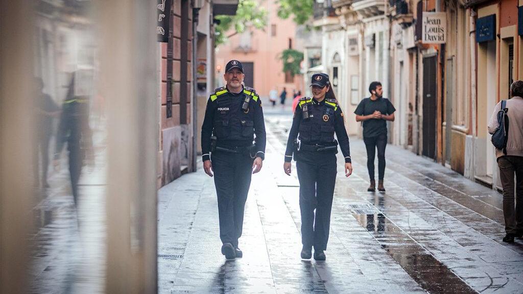 Dos agentes de la Guardia Urbana patrullando por Barcelona