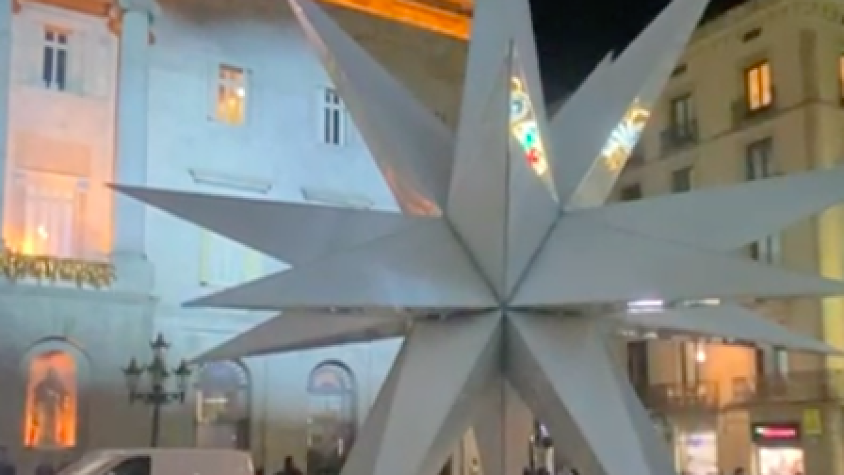 Fracaso inicial con el encendido de la estrella de Navidad de plaza Sant Jaume de Barcelona