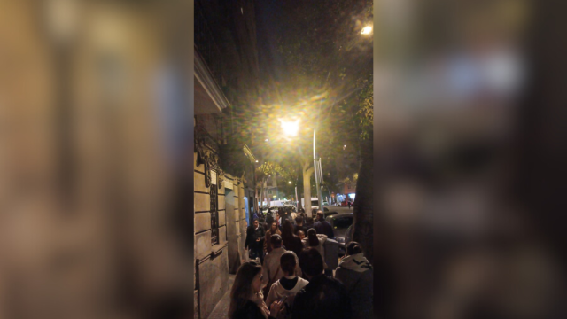 Colas en la calle para alquilar un piso de menos de 1.000 € en Gràcia