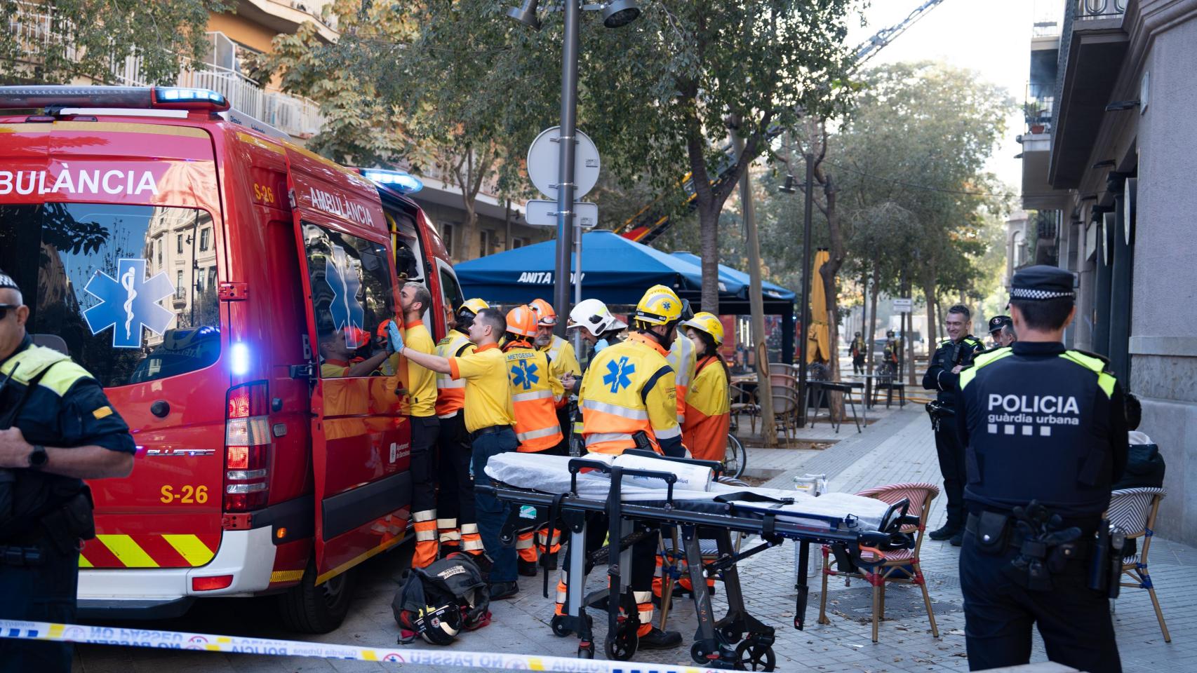 Aparatoso incendio en un edificio del centro de Barcelona: siete heridos