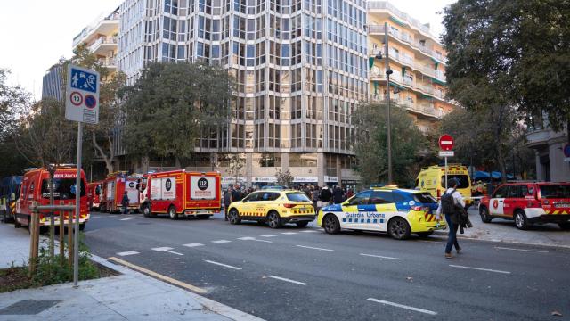 Servicios de Emergencias, Guardia Urbana, Bombers de barcelona y SEM trabajan en la extinción de un incendio en Consell de Cent con Bailen