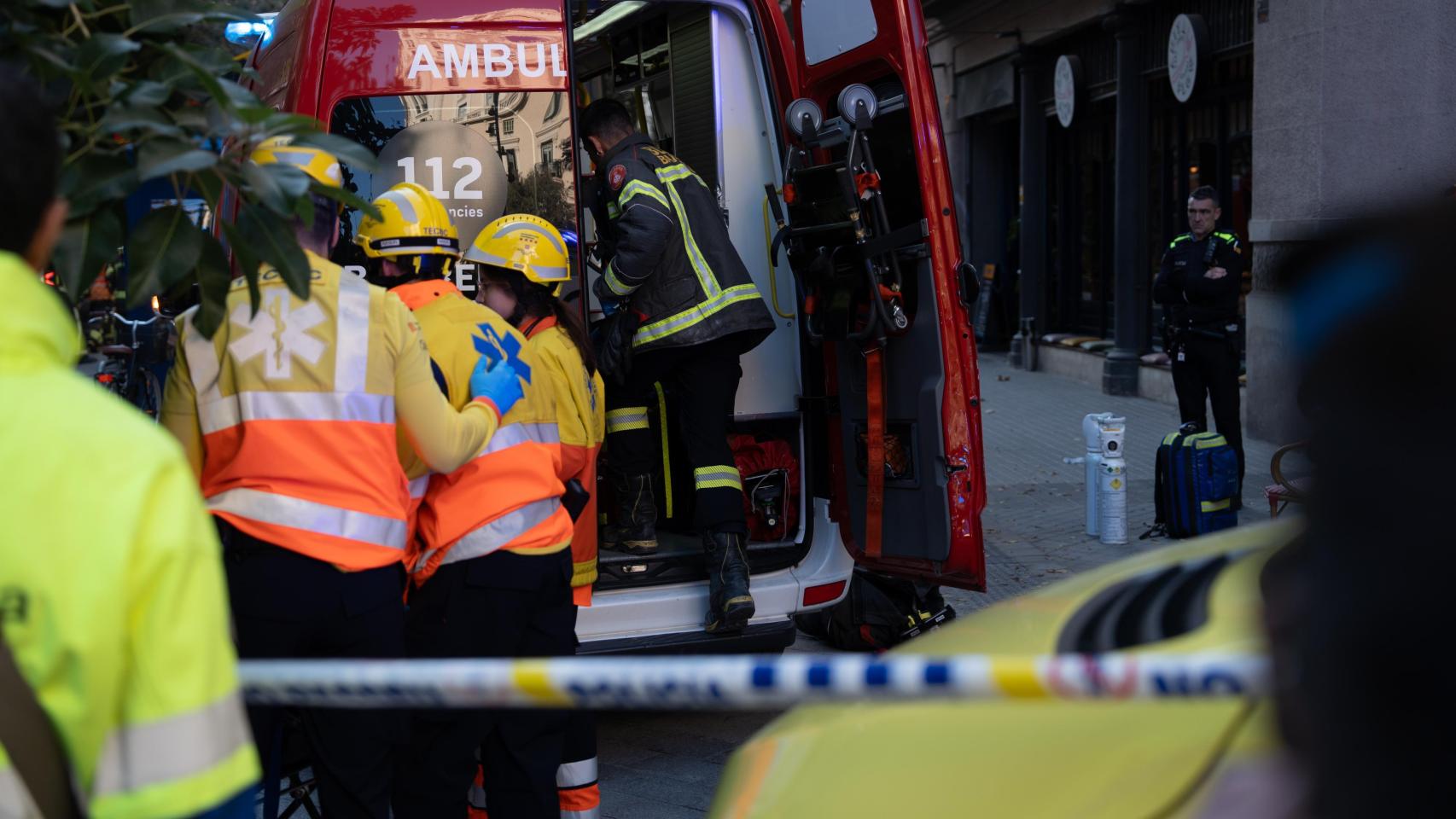 Servicios de Emergencias, Guardia Urbana, Bombers de Barcelona y SEM trabajan en la extinción de un incendio en Barcelona