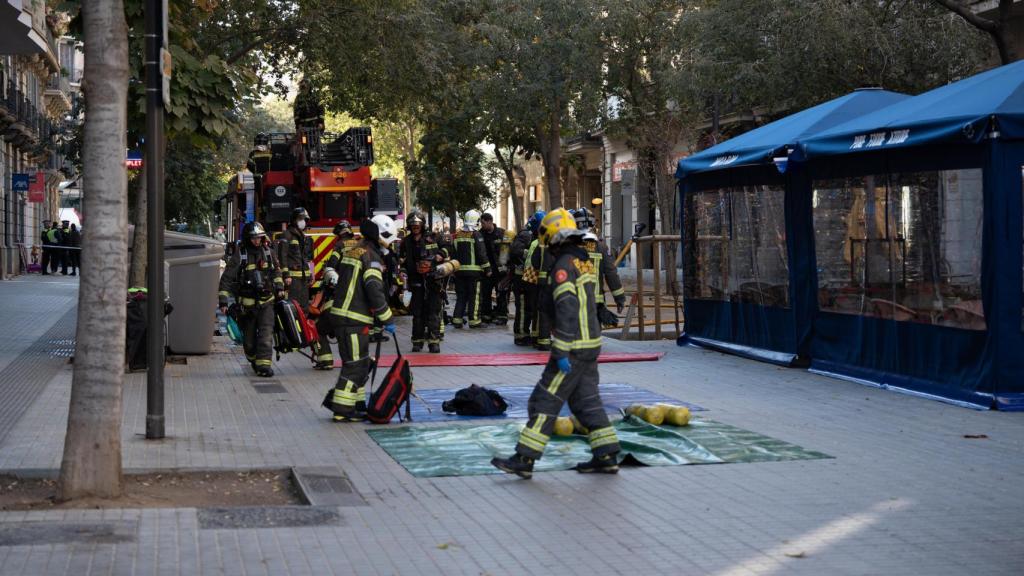 Servicios de Emergencias, Guardia Urbana, Bombers de barcelona y SEM trabajan en la extinción de un incendio en Consell de Cent con Bailen