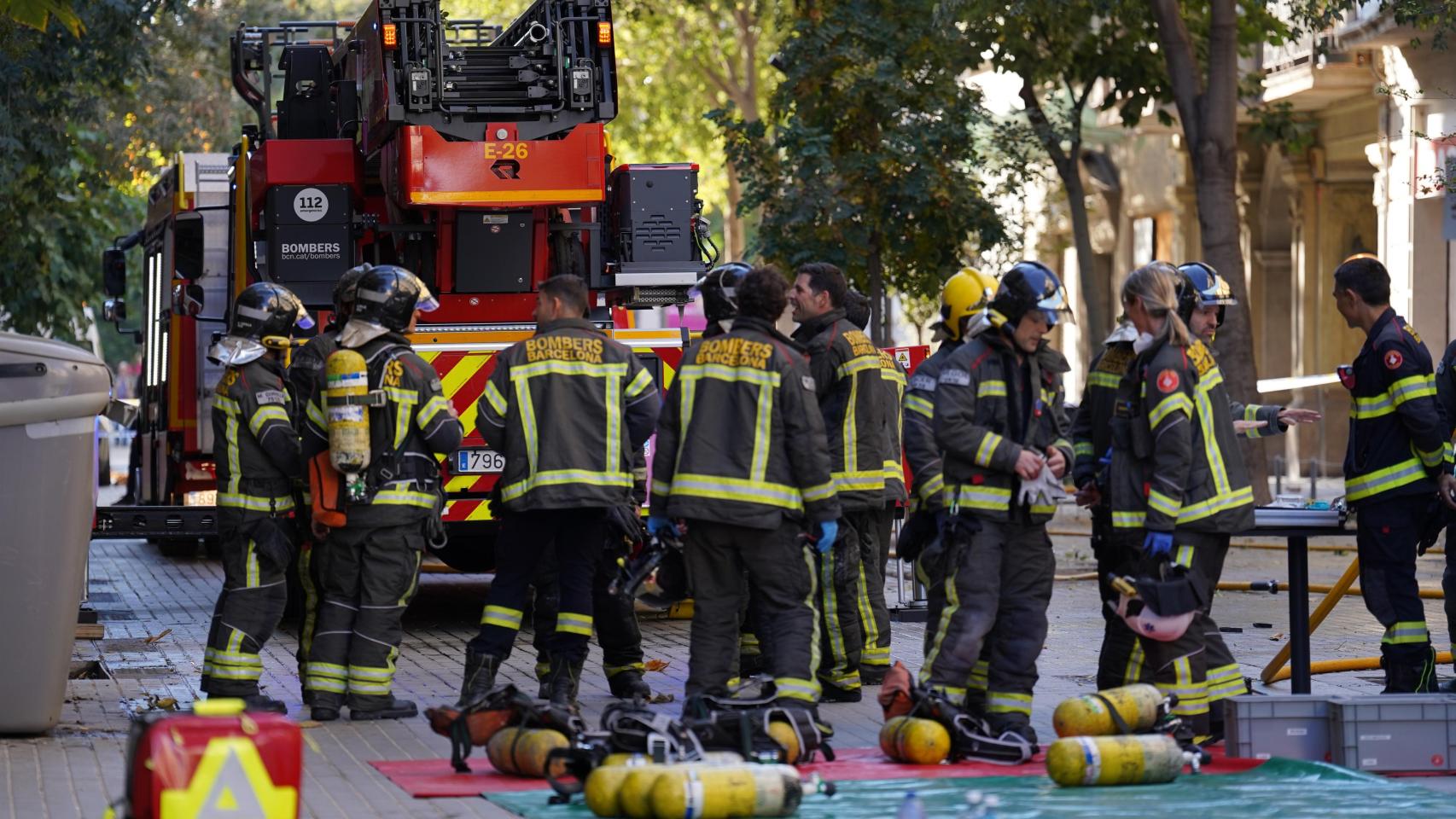 Servicios de Emergencias, Guardia Urbana, Bombers de Barcelona y SEM trabajan en la extinción de un incendio en Consell de Cent con Bailen