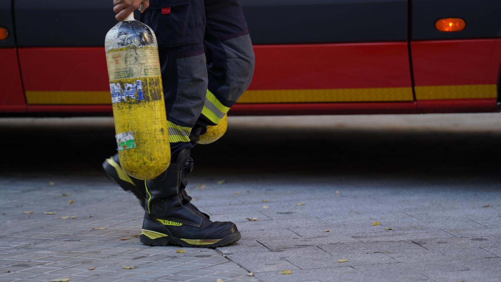 Servicios de Emergencias, Guardia Urbana, Bombers de Barcelona y SEM trabajan en la extinción de un incendio en Consell de Cent con Bailen