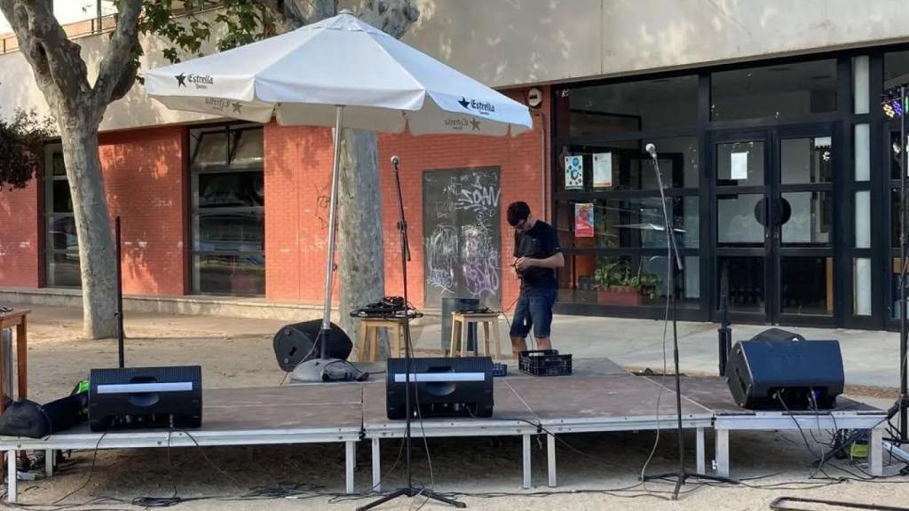 Escenario en el paseo de la Rambleta de Sant Adrià