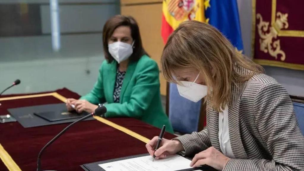 El Ministerio de Defensa y el Ayuntamiento de Sant Boi durante la firma del documento