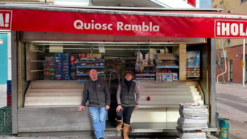 Conchita y Juan Márquez en el Quiosc de la Rambla el último día de trabajo