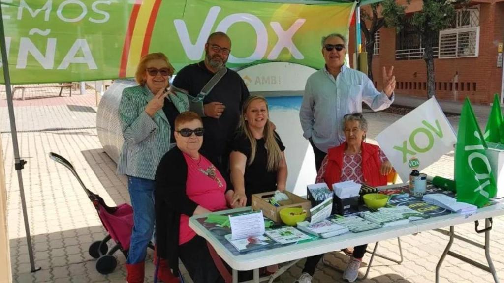 Francisco Javier Corbacho Jiménez junto a simpatizantes de Vox en un acto de campaña