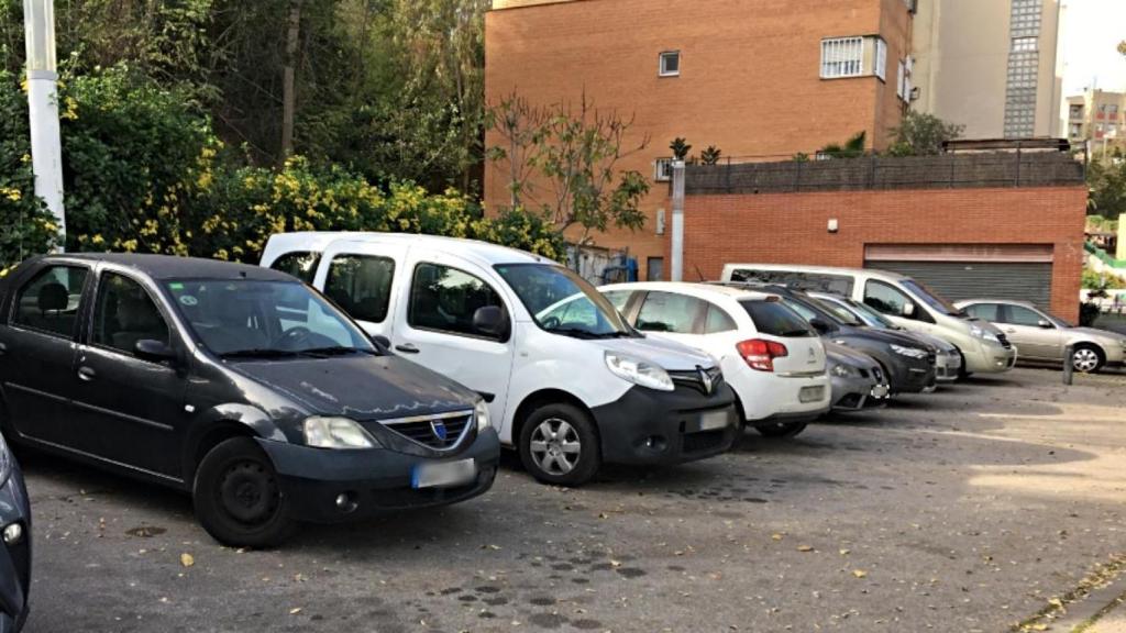 Vehículos estacionados en las plazas no reguladas junto al parking 'fantasma'