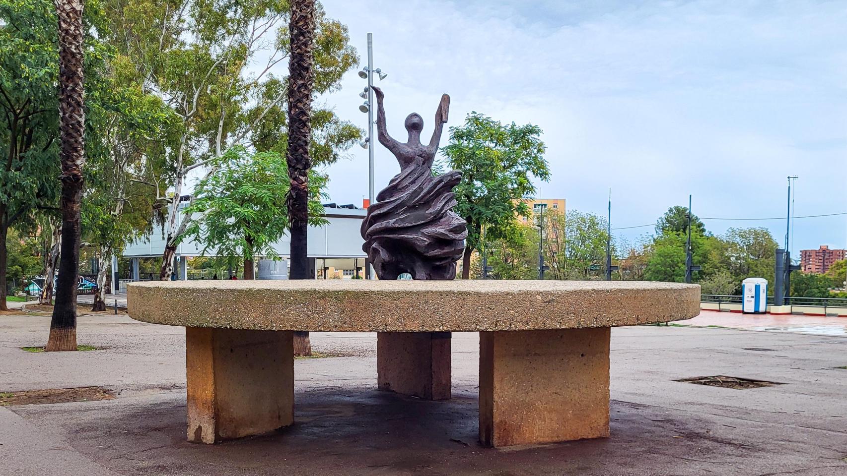 'Alegrías', la escultura en el barrio de Canyelles de Barcelona