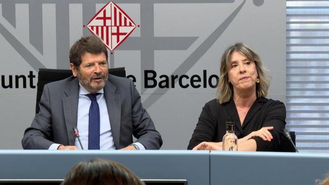 El teniente de alcalde de Prevención y Seguridad de Barcelona, Albert Batlle, junto a la primera alcaldesa de noche, Carmen Zapata