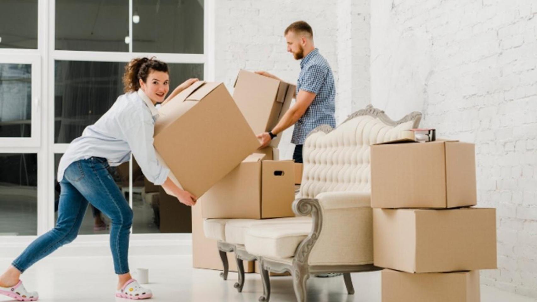 Una pareja prepara su cambio de domicilio