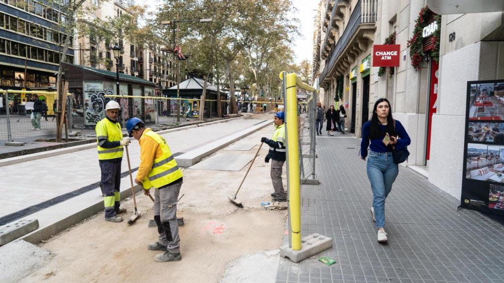 Operaris treballant en les obres de reforma de la Rambla