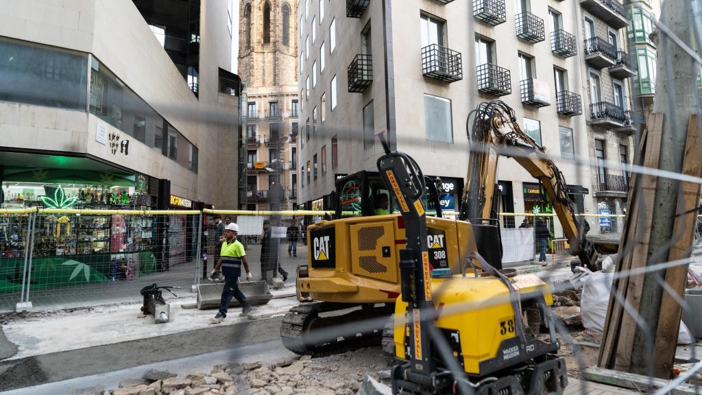 Gruixes treballant en les obres de reforma de la Rambla