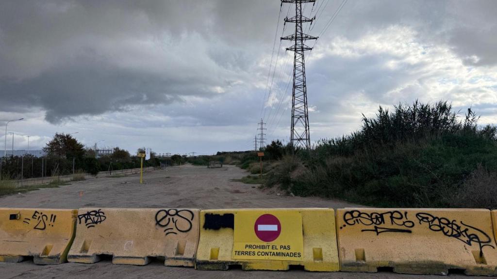 Bloques de hormigón colocados como barrera en zona contaminada