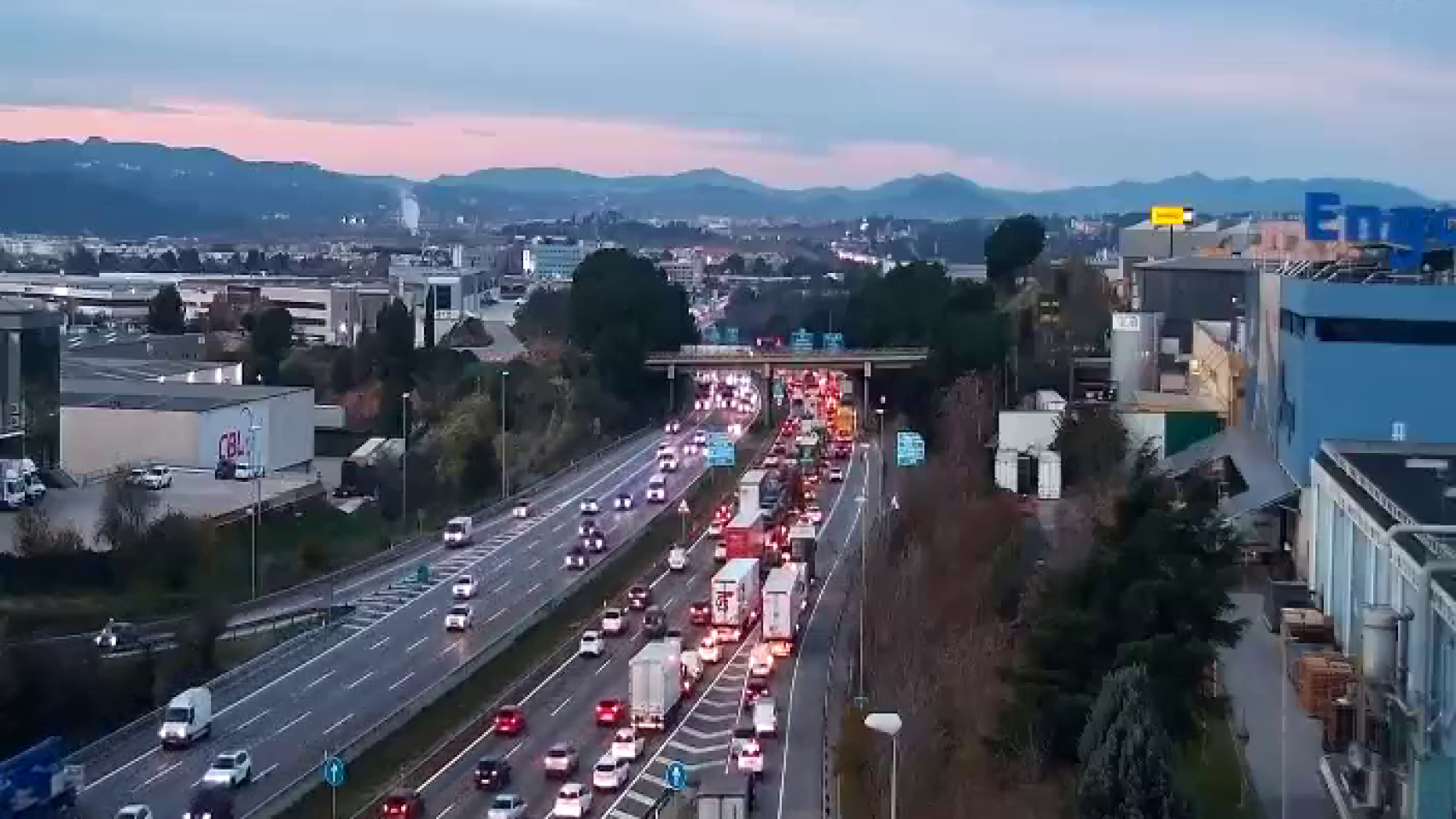 Un accidente múltiple en la AP-7 en Barberà del Vallès