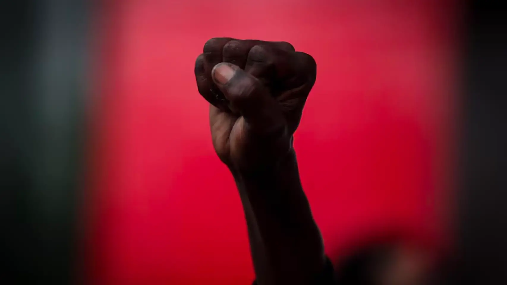 Imagen de un puño alzado durante una protesta contra el racismo en São Paulo en noviembre de 2021