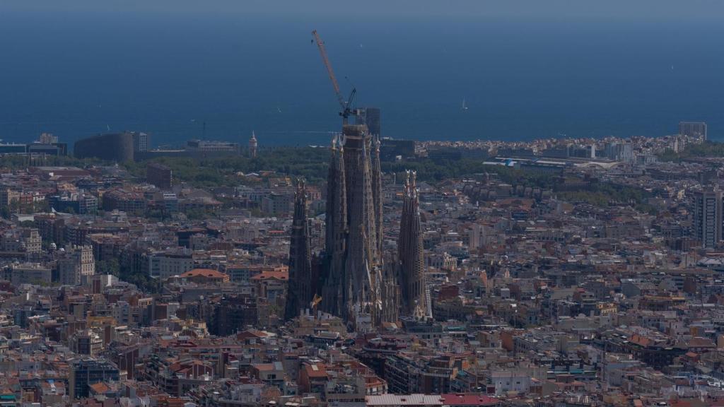 Archivo - Vista panorámica de Barcelona, con La Basílica de la Sagrada Familia al fondo