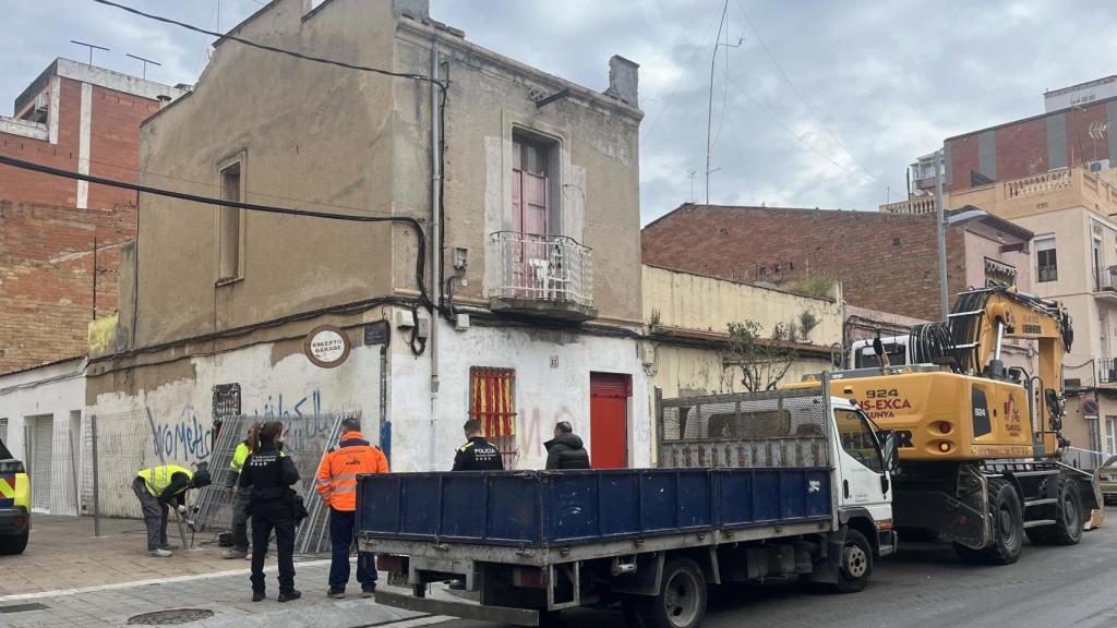 Badalona desaloja dos viviendas okupadas