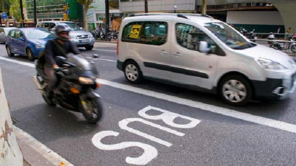 Motorista circulando por un carril bus en la ciudad