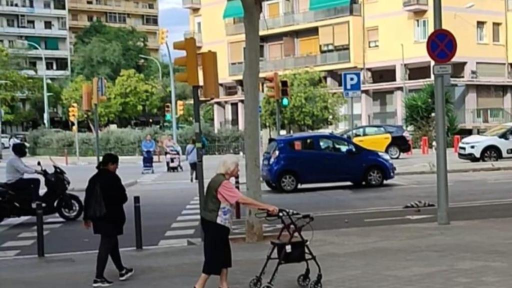 La ladrona de La Verneda acechando a una mujer mayor