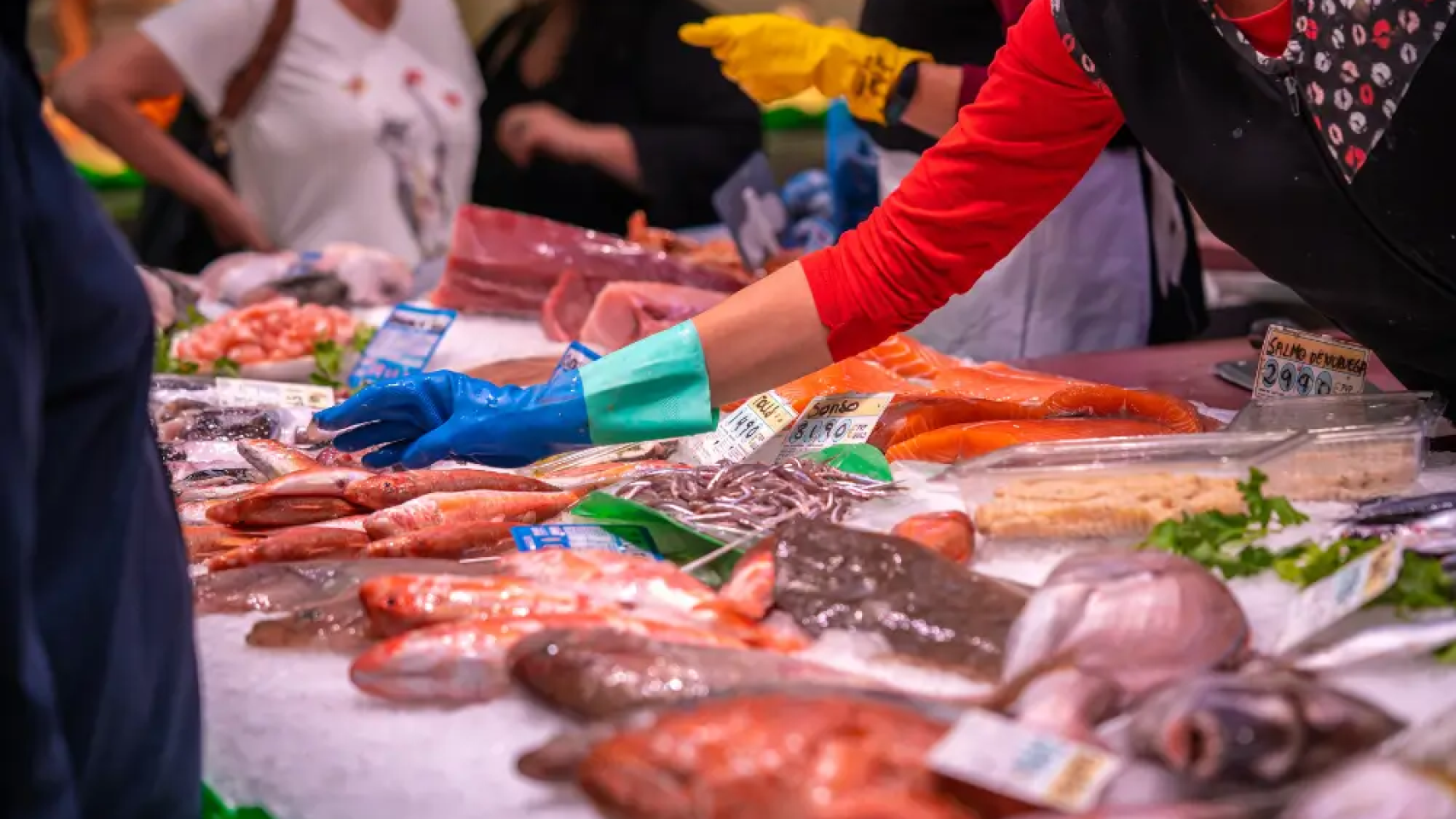 Pescadería de mercado en Barcelona