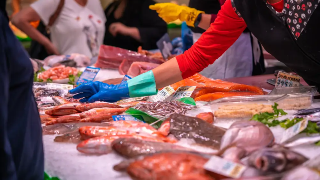 Pescadería de mercado en Barcelona