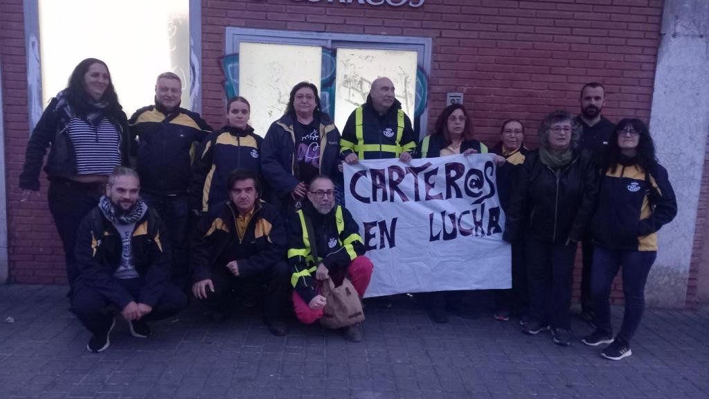 Protesta de trabajadores de Correos del distrito de Sants