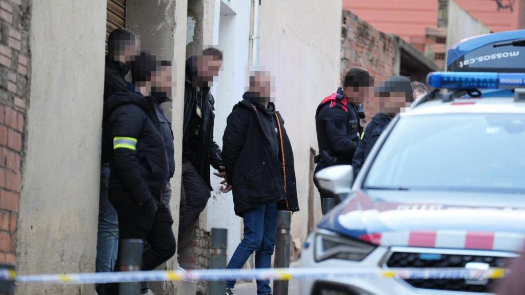 Desmantelan un conflictivo edificio okupado en El Carmel de Barcelona