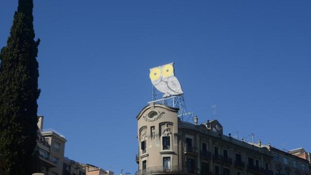 Búho de la plaza Mossèn Jacint Verdaguer de Barcelona