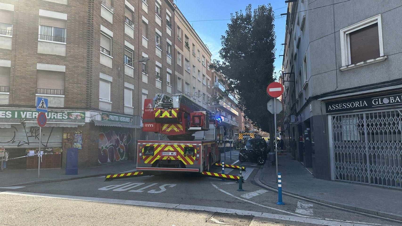 Los Bomberos en el incendio de L'Hospitalet esta mañana