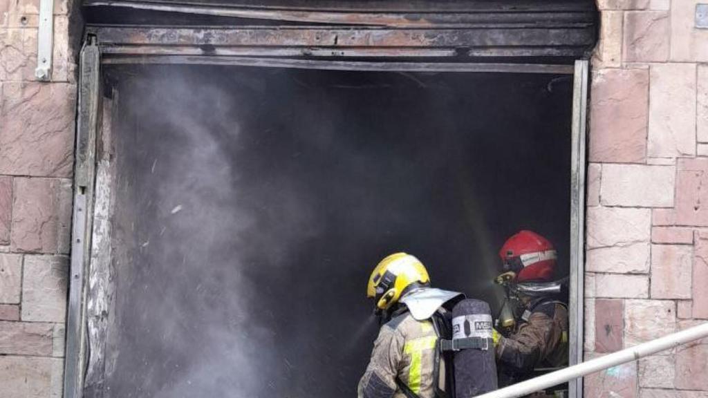 Los Bomberos en el incendio de L'Hospitalet esta mañana