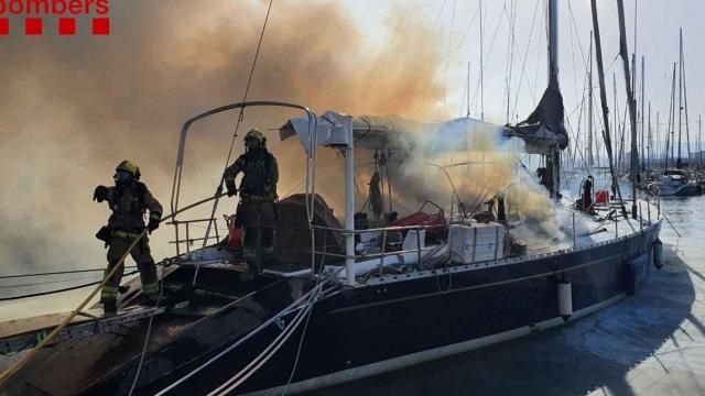 Un incendio de una embarcación en Badalona