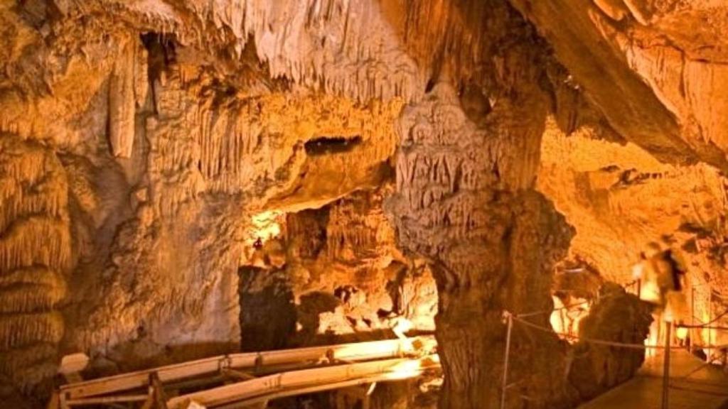 Interior de las cuevas del Salnitre