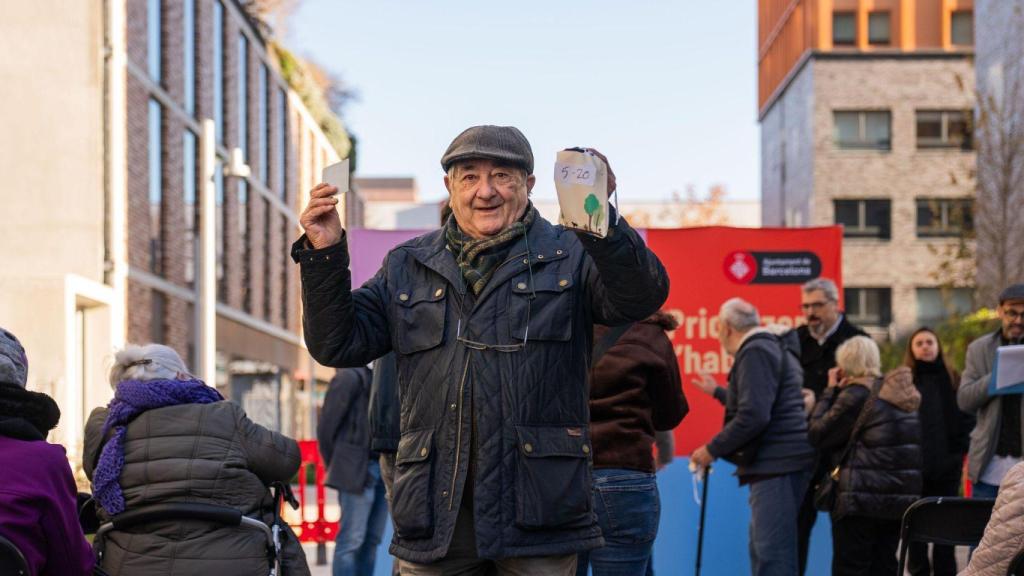 Uno de los nuevos inquilinos de la promoción de viviendas en Sant Martí